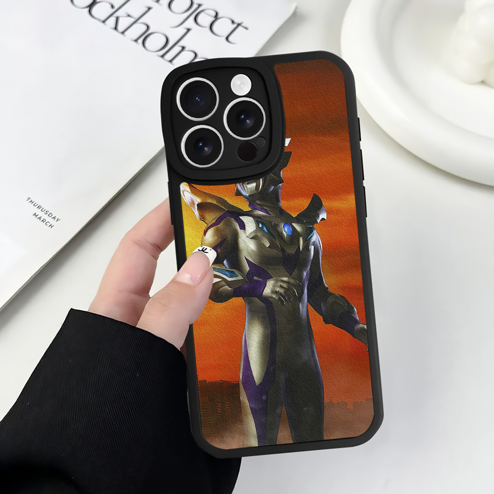 （画像用） ウルトラマン Ultraman 【iPhone 16シリーズ対応】シリコンスマホケース（レザー調） 材質：シリコン